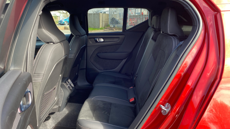 Volvo Xc40 2.0 B4P Plus Dark 5dr AWD Auto Petrol Estate